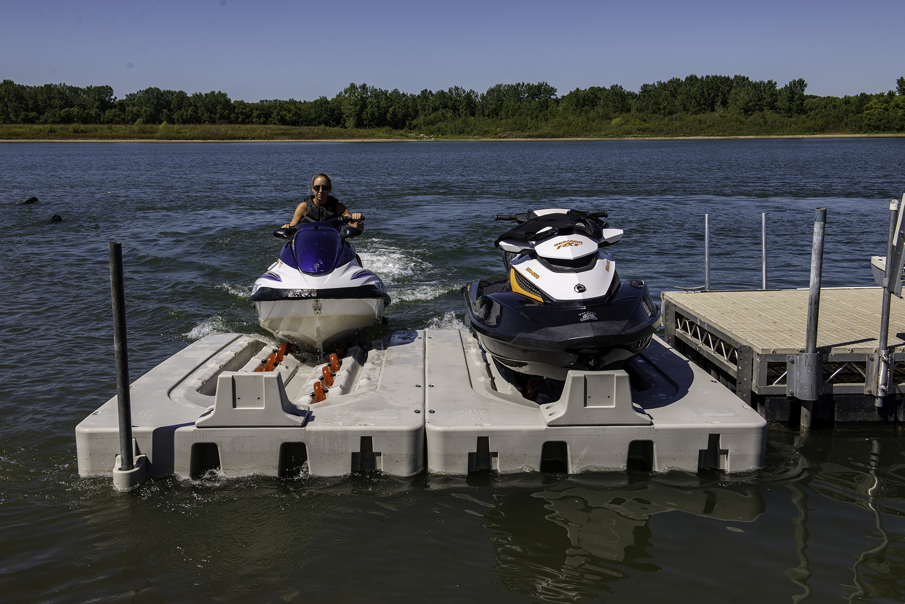 プライベート桟橋をお持ちのオーナー様へ！水上バイク用浮き船台のご紹介です！